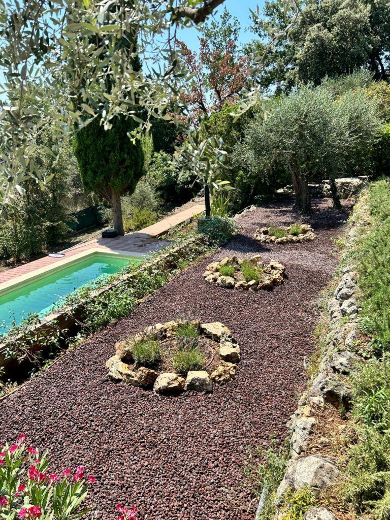 Entreprise GARDEN ELAGUE Grasse - Tony PORTELLI Elagueur Abattage Arbres Palmiers Oliviers Jardinier Paysagiste Aménagement à Grasse 06130 Evacue tous les déchets. Camion et broyeur Disponible.